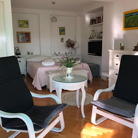 Nora Apartment Split